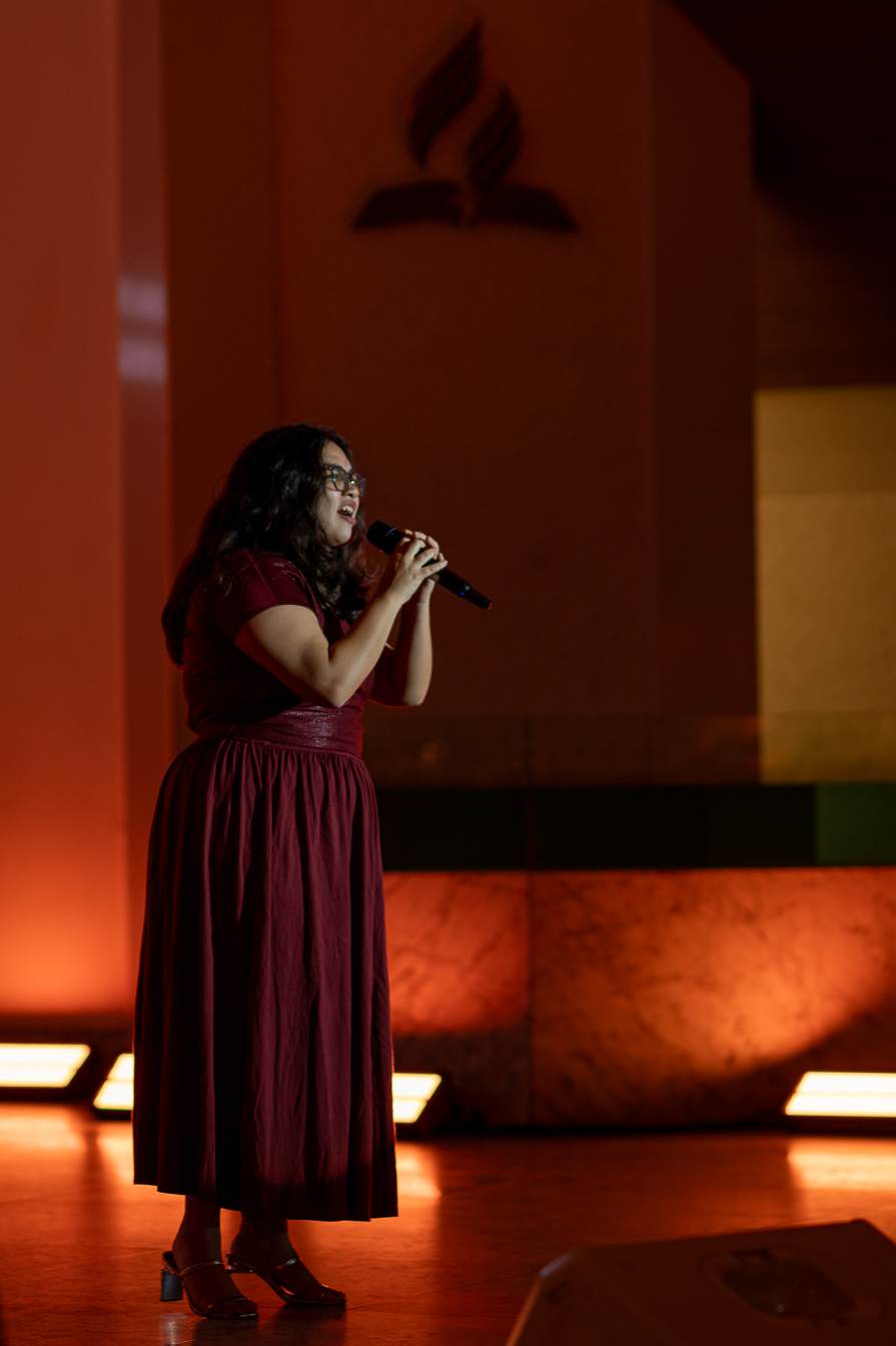 Cantora em apresentação ao vivo com luz cênica