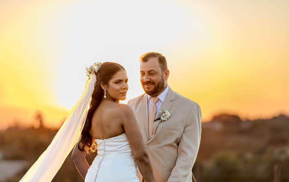 Casal de noivos ao pôr do sol