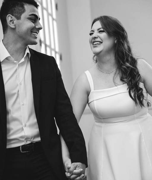 Casal de noivos rindo, retrato em preto e branco
