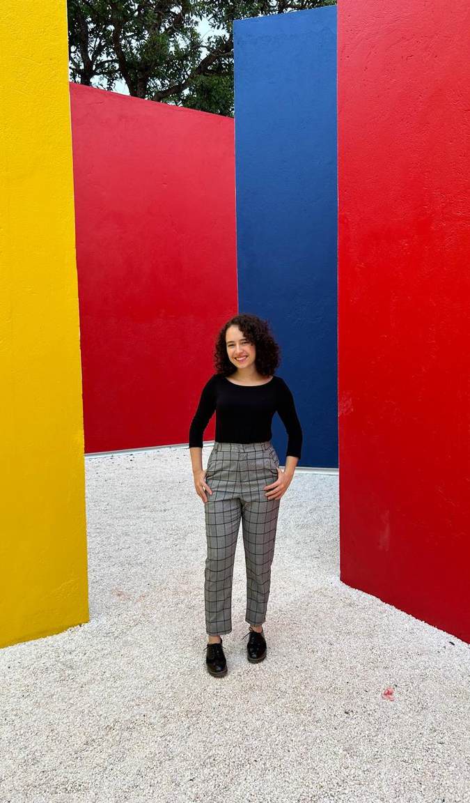 Ensaio em cenário de paredes coloridas, moda urbana