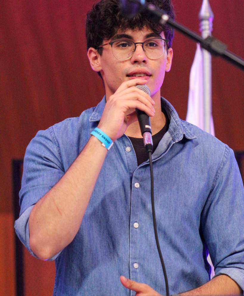 Artista cantando ao microfone em evento