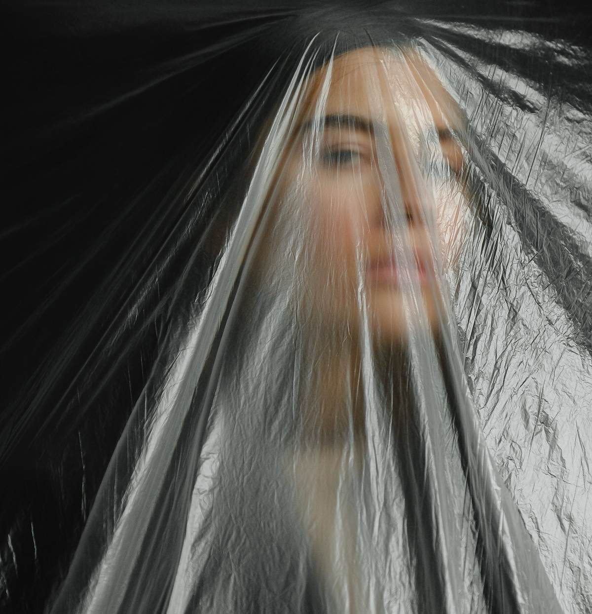 Retrato de noiva sob o véu, luz suave